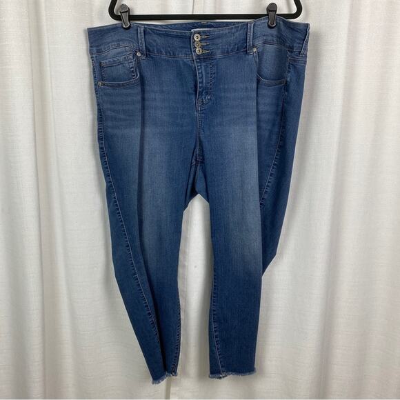 Torrid Medium Wash Raw Hem Jeggings Sz.22R - Picture 5 of 16